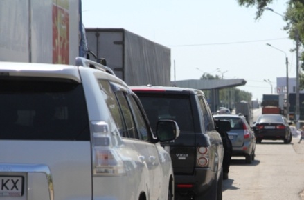 Киев приостановил транзит автомобилей и людей с Украины в Крым на трёх КПП