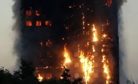 СМИ назвали возможную причину крупного пожара в жилом доме в Лондоне