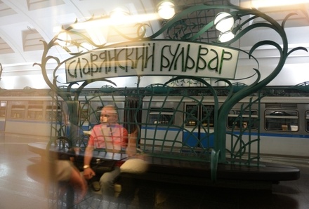 На станции метро «Славянский бульвар» мужчина погиб после падения на рельсы