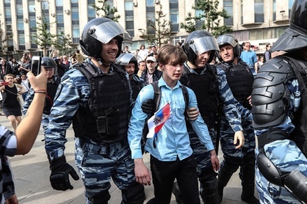 На акции оппозиции в Москве в День России задержали 136 подростков
