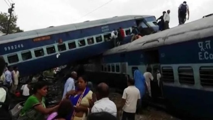 Число погибших в результате аварии поезда в Индии увеличилось до 20 