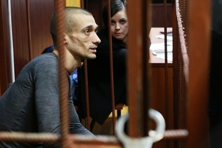Павленскому дали год и четыре месяца ограничения свободы за поджог покрышек