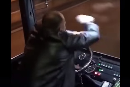 Водителя автобуса уволили после лезгинки за рулём