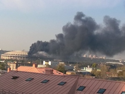Очевидцы сообщили о крупном пожаре в «Лужниках»