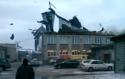 Крыши домов в Новосибирске сорвало сильным ветром