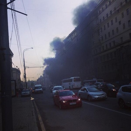 В центре Москвы горит машина
