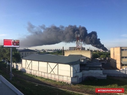 Металлический ангар горит на юго-востоке Москвы
