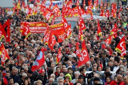 Во Франции 800 тысяч человек вышли на улицы против пенсионной реформы