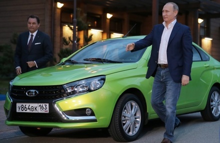 Владимир Путин приехал на заседание клуба «Валдай» на зелёной Lada Vesta 