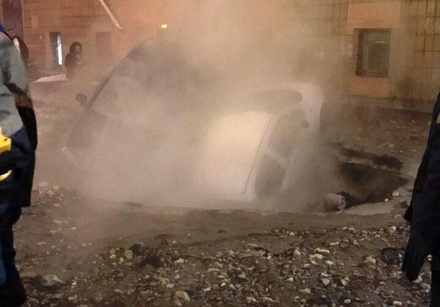 Несколько автомобилей провалились в яму с кипятком в Санкт-Петербурге