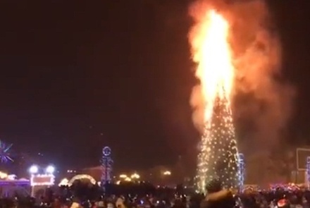 В центре Южно-Сахалинска сгорела новогодняя ёлка