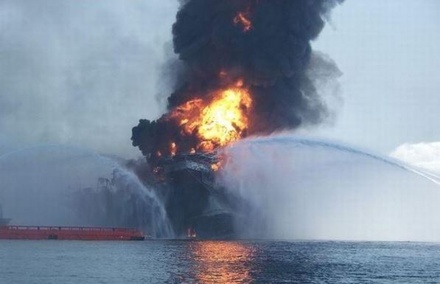 СМИ сообщили о гибели 32 человек на горящей платформе в Каспийском море