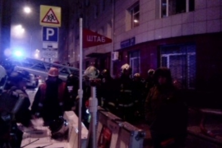 МЧС рассылает предупреждения о пробке и задымлении Новослободской улицы из-за пожара