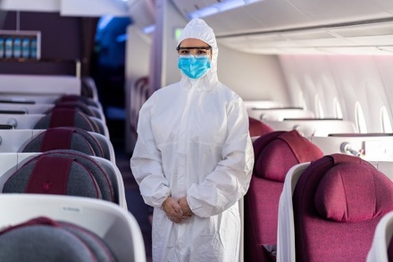 Экипажи Qatar Airways будут надевать защитные костюмы во время полёта
