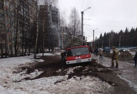 В Кирове обвинили управляющую компанию в том, что пожарная машина завязла в грязи по пути на вызов