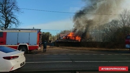 На Горьковском шоссе загорелся частный дом