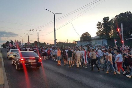 В Минске тысячи протестующих пришли к СИЗО на улице Володарского