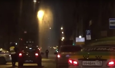 Огромный фонтан на дороге парализовал движение в Санкт-Петербурге