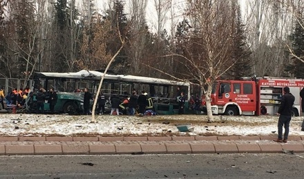 Не меньше 25 человек ранены при взрыве автобуса в турецком Кайсери