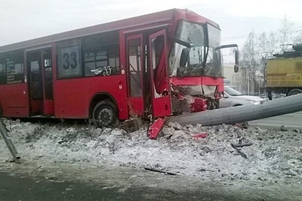 В Казани пассажирский автобус въехал в столб