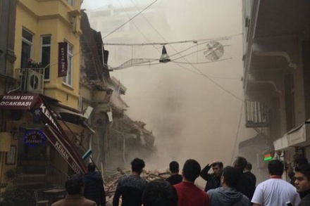 Пострадавших в результате обрушения здания в центре Стамбула нет