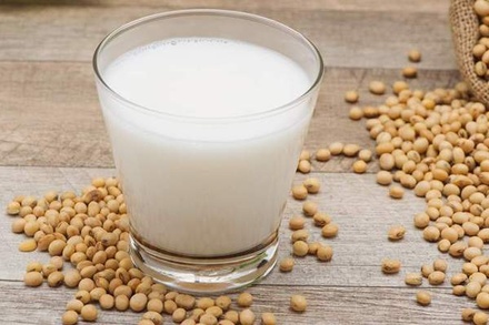 Диетолог назвала негативные последствия употребления растительного молока вместо настоящего