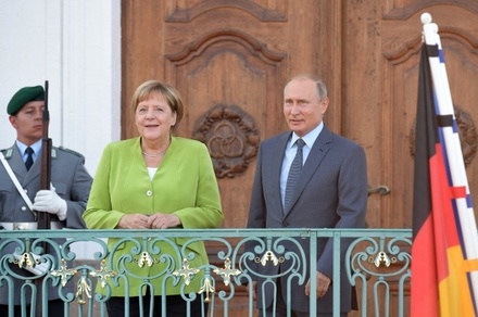 Путин и Меркель дали совместную пресс-конференцию перед переговорами в Германии