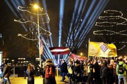 Националисты Латвии провели в Риге факельное шествие