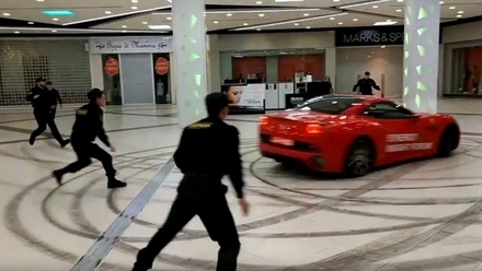 Видео с Ferrari в торговом центре Москвы было перформансом
