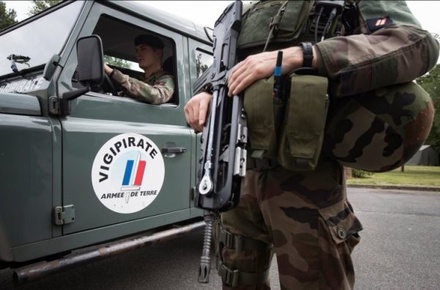 Водитель сбил шестерых военных во Франции и скрылся