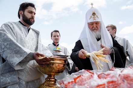Патриарх Кирилл освятил кулич весом в полторы тонны