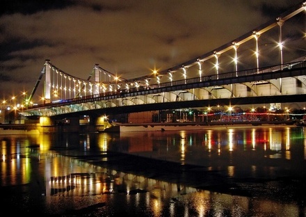 Мужчина прыгнул в Москву-реку с Крымского моста