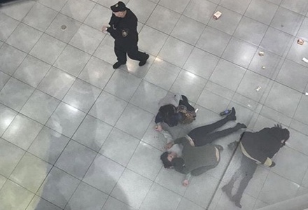 Девушка сорвалась с высоты и упала на посетительницу торгового центра в Москве