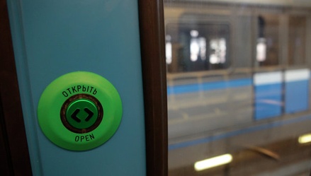Кнопки открытия дверей заработали в поездах «Москва» на Филёвской ветке метро