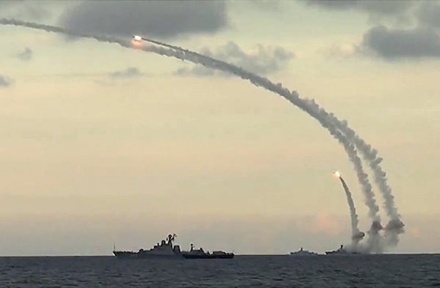 Шойгу доложил Путину об успешном ударе крылатыми ракетами по целям ИГ в Сирии