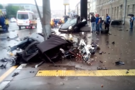 Porsche врезался в столб в центре Москвы, двое погибли