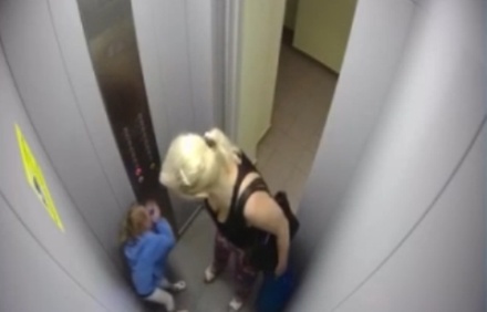 Красноярские полицейские разыскивают женщину, избившую ребёнка в лифте