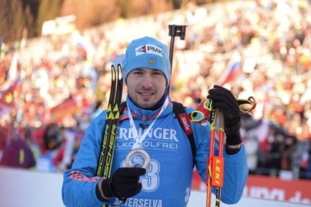 Антон Шипулин выиграл индивидуальную гонку на этапе Кубка мира