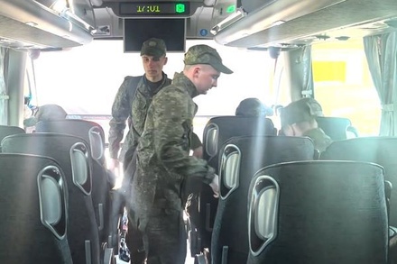 Самолёт с вернувшимися из плена военнослужащими РФ произвёл посадку в Москве 