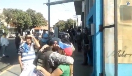 На северо-западе Венесуэлы полиция поддержала протестующих и ушла с митинга