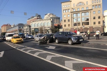 В центре Москвы на Большой Якиманке произошло крупное ДТП
