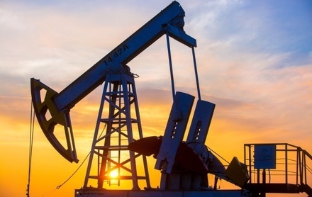 Цена на нефть Brent опустилась ниже 70 долларов за баррель впервые за полгода