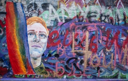 На Арбате на стене Цоя появилось изображение в поддержку ЛГБТ-движения
