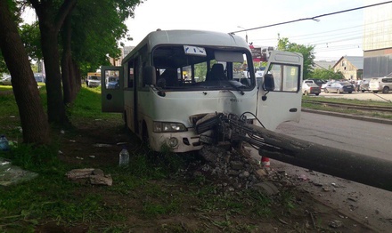 В Самаре 9 человек пострадали в ДТП с микроавтобусом