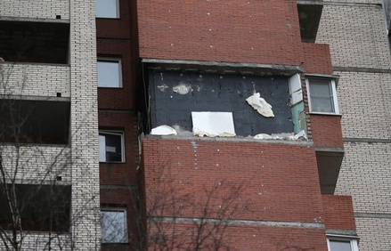 Кирпичная кладка упала в многоэтажке в Петербурге на площади 12 кв.м