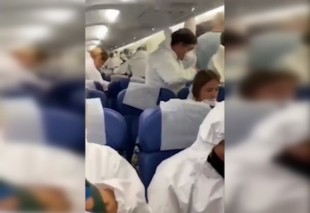 Пассажиров рейса Бангкок – Сахалин попросили одеться в защитные костюмы