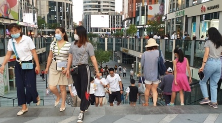 В Пекине впервые с января отменили масочный режим на улицах