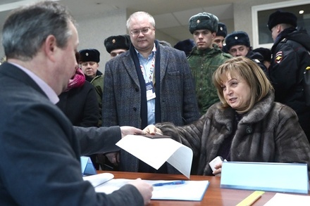 Памфилова проголосовала на выборах президента и посетовала на мороз