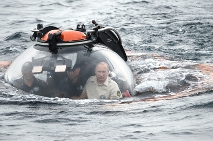 На дне Чёрного моря Путин осмотрел старинные амфоры
