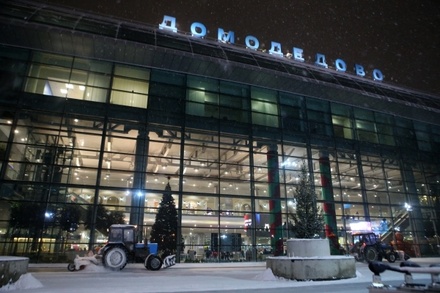В московских аэропортах из-за снегопада задержали более 60 рейсов